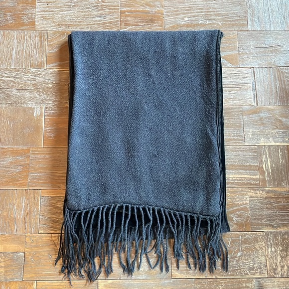 Kenneth Cole New York Silk and Cashmere Velvet Fringe Scarf🖤 - Picture 7 of 9